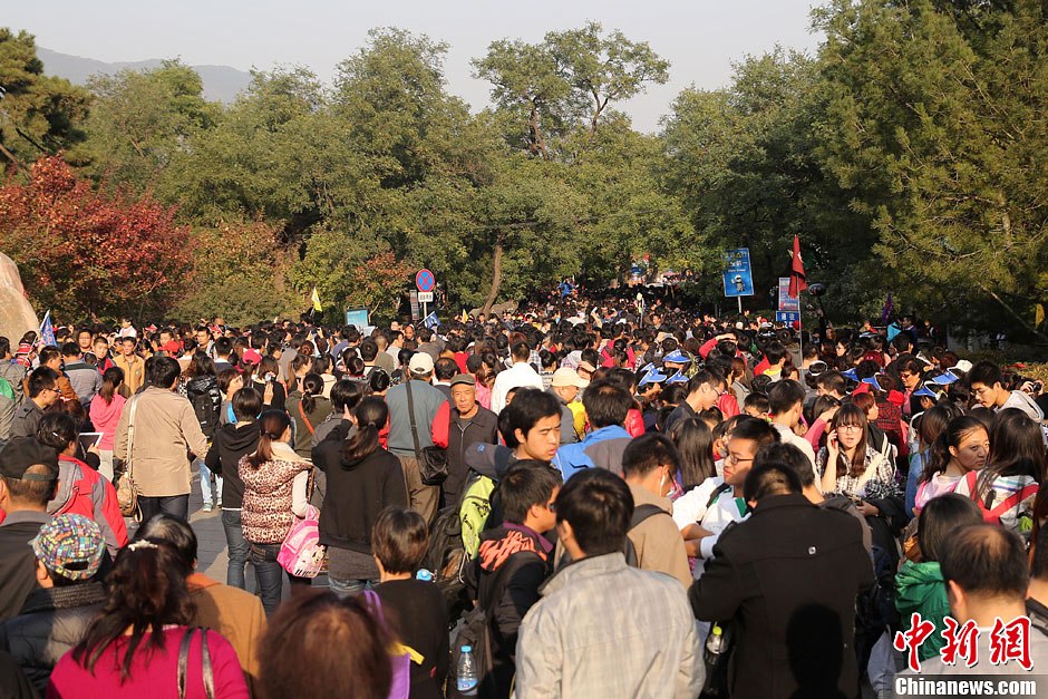 10月26日,北京香山公園內游客摩肩接踵。 10月26日,北京香山公園內游客摩肩接踵。
