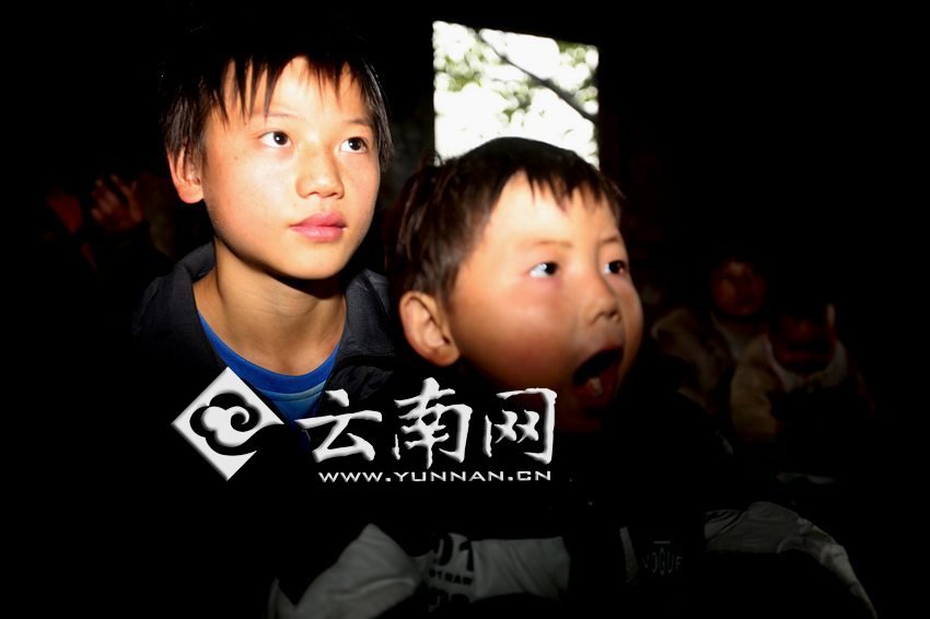 孩子認真地跟著袁老師讀拼音。徐弘毅 攝 孩子認真地跟著袁老師讀拼音。徐弘毅 攝