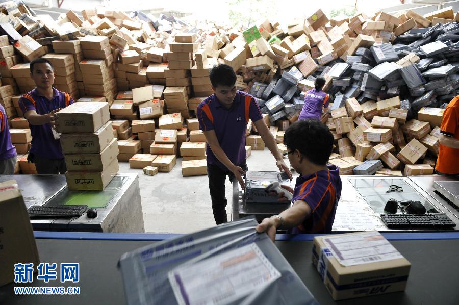 11月11日,在圓通公司廣州一處分揀站,工作人員加緊掃描快件。 11月11日,在圓通公司廣州一處分揀站,工作人員加緊掃描快件。