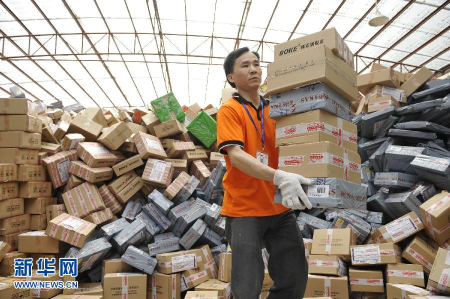 11月11日,在圓通公司廣州一處分揀站,工作人員加緊處理堆積如山的快件。 11月11日,在圓通公司廣州一處分揀站,工作人員加緊處理堆積如山的快件。