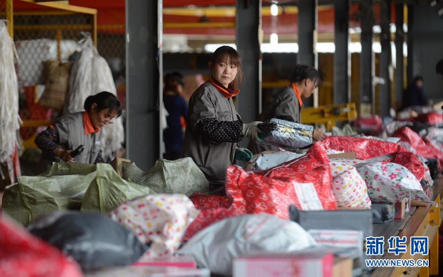 11月11日,一家快遞公司的工作人員正在分揀快件。 11月11日,一家快遞公司的工作人員正在分揀快件。