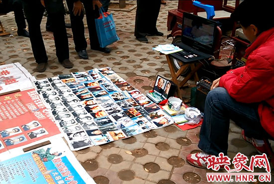 這位攤主自稱“掌握很多國家領導人的獨家機密” 這位攤主自稱“掌握很多國家領導人的獨家機密”