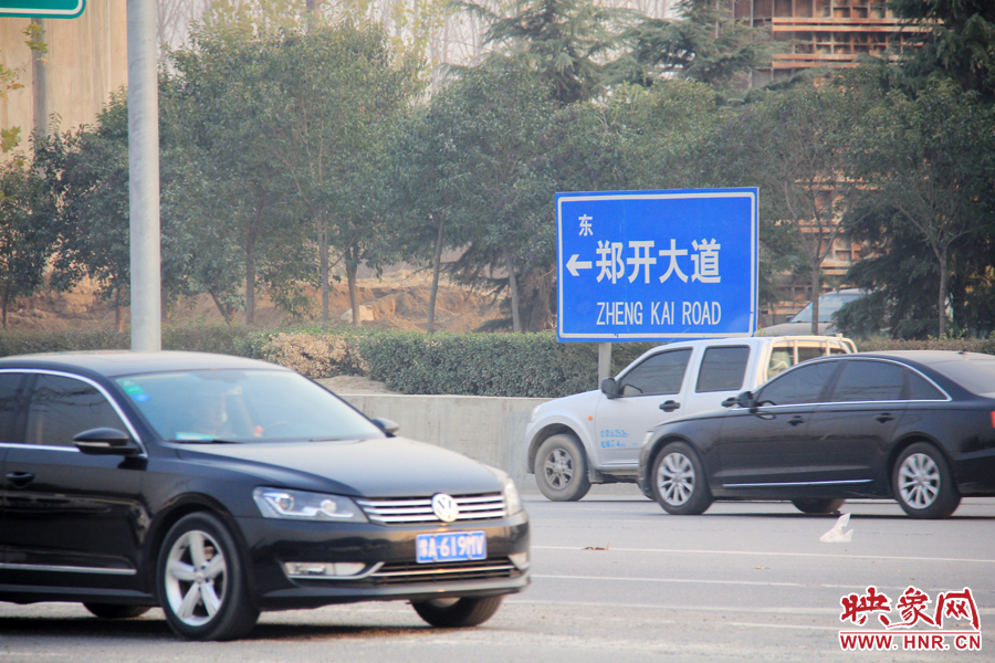 獨家:記者走訪鄭開大道 已放置數百個水泥隔離樁 獨家:記者走訪鄭開大道 已放置數百個水泥隔離樁