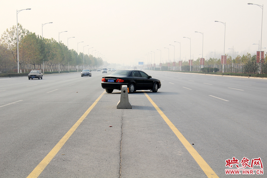 獨家:記者走訪鄭開大道 已放置數百個水泥隔離樁 獨家:記者走訪鄭開大道 已放置數百個水泥隔離樁