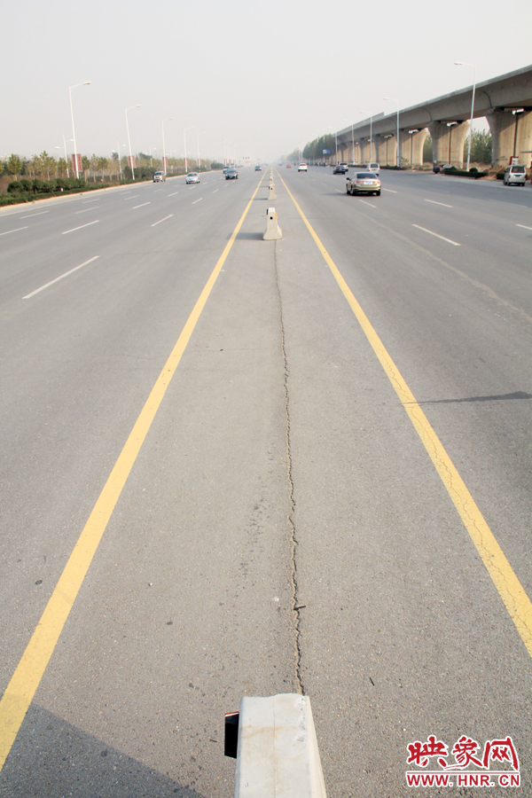 獨家:記者走訪鄭開大道 已放置數百個水泥隔離樁 獨家:記者走訪鄭開大道 已放置數百個水泥隔離樁