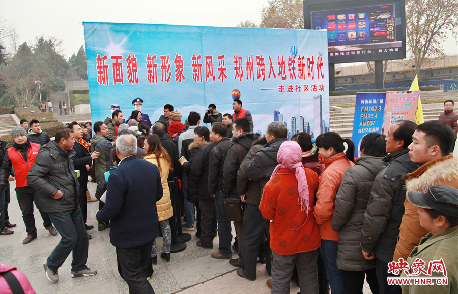 現(xiàn)場活動(dòng)吸引了廣大市民參與 現(xiàn)場活動(dòng)吸引了廣大市民參與