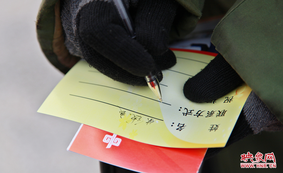 市民填寫地鐵祝福卡 市民填寫地鐵祝福卡