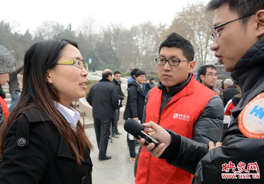 活動(dòng)現(xiàn)場映象網(wǎng)記者和新聞廣播記者采訪地鐵相關(guān)負(fù)責(zé)人 活動(dòng)現(xiàn)場映象網(wǎng)記者和新聞廣播記者采訪地鐵相關(guān)負(fù)責(zé)人