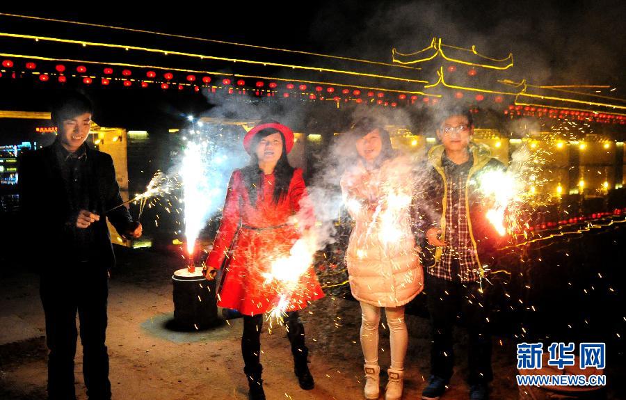 1月30日，浙江金華武義市民在燃放煙花，喜迎馬年春節(jié)。