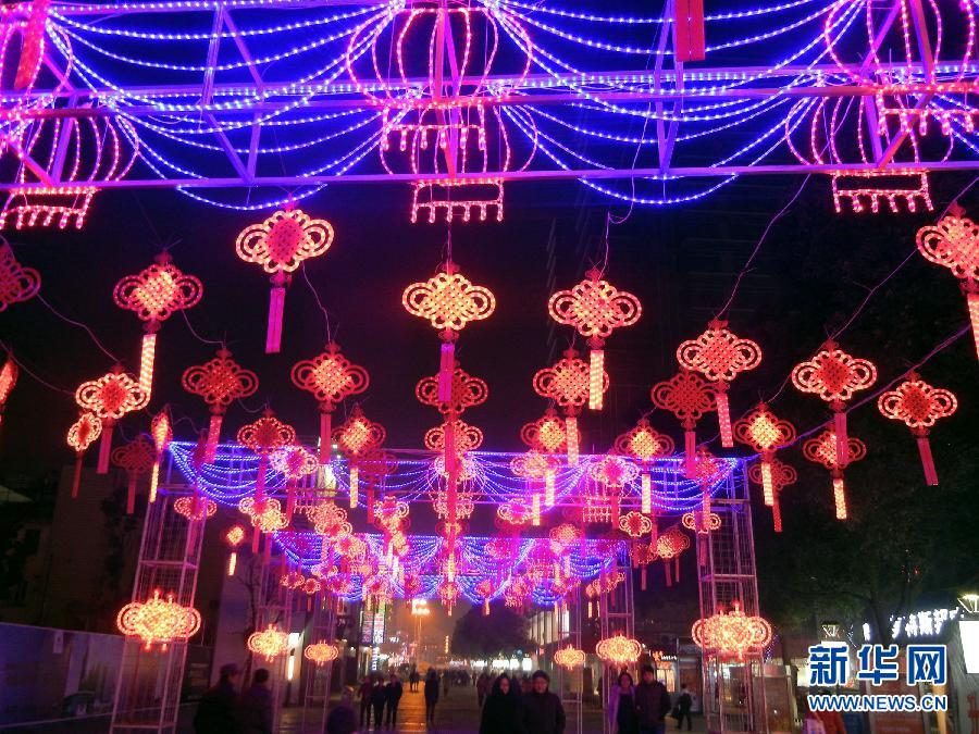 　1月30日，市民走在由中國結(jié)霓虹燈裝扮的蘇州街頭。