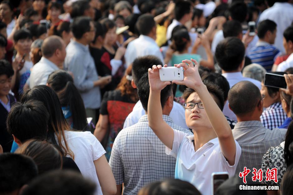 安徽毛坦廠中學考生趕考 萬余民眾“十里相送” 安徽毛坦廠中學考生趕考 萬余民眾“十里相送”