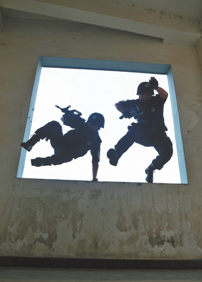 兩名特警從窗外一躍而進 兩名特警從窗外一躍而進