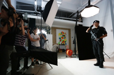 拍起大片來,特警也是一絲不茍。 拍起大片來,特警也是一絲不茍。