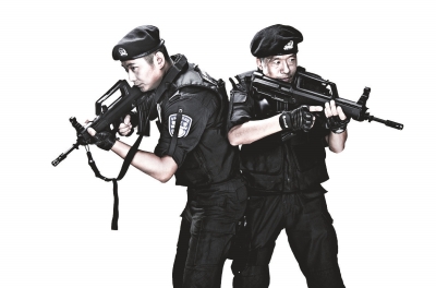 洛陽特警拍“拉轟大片” 洛陽特警拍“拉轟大片”