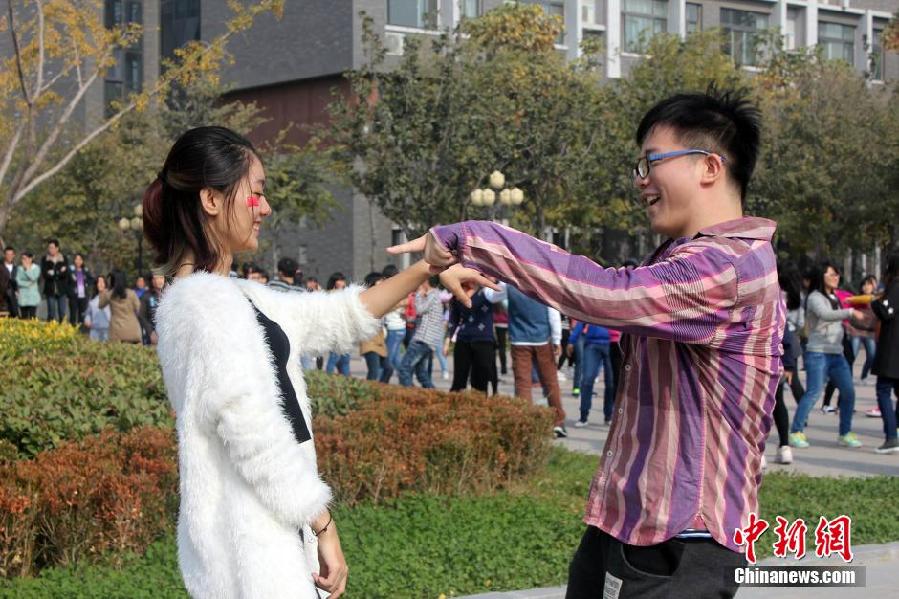 11月11日,河南財經政法大學校園內,300名在校大學生在上演了一出“光棍”也瘋狂的“快閃”大戲。 11月11日,河南財經政法大學校園內,300名在校大學生在上演了一出“光棍”也瘋狂的“快閃”大戲。