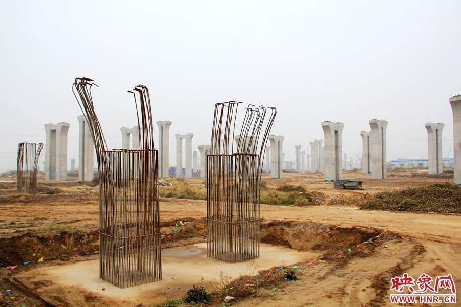 位于鄭州市南四環的京廣快速路南延工程已經停工數月,現場幾百根橋墩已經架起,場面甚是“震撼”。 位于鄭州市南四環的京廣快速路南延工程已經停工數月,現場幾百根橋墩已經架起,場面甚是“震撼”。