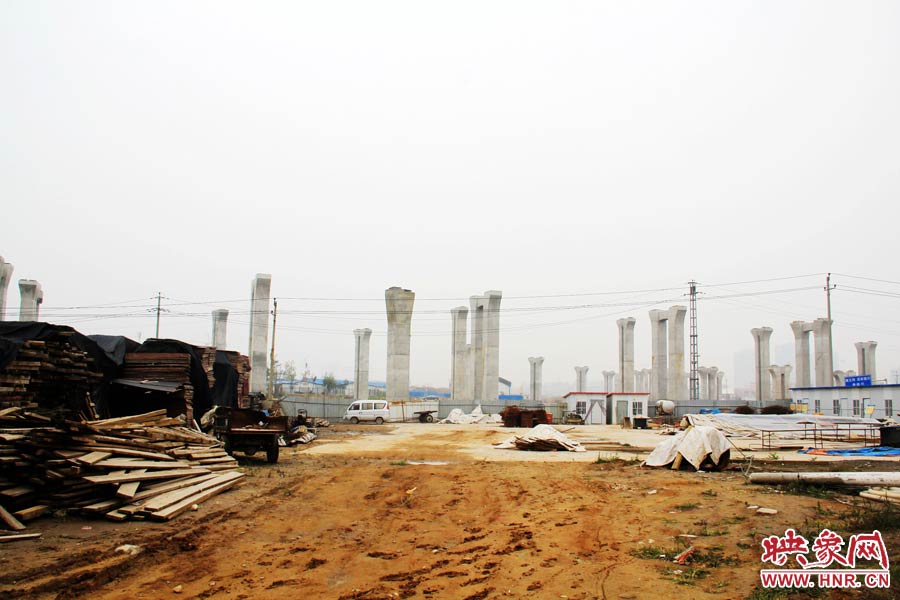 項目已經停工數月,施工工地上很難見到工人,設備也很少。 項目已經停工數月,施工工地上很難見到工人,設備也很少。