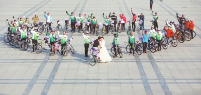 騎友們圍成一個(gè)“心”形,郝幸福在心尖上深情地親吻著新娘。 騎友們圍成一個(gè)“心”形,郝幸福在心尖上深情地親吻著新娘。