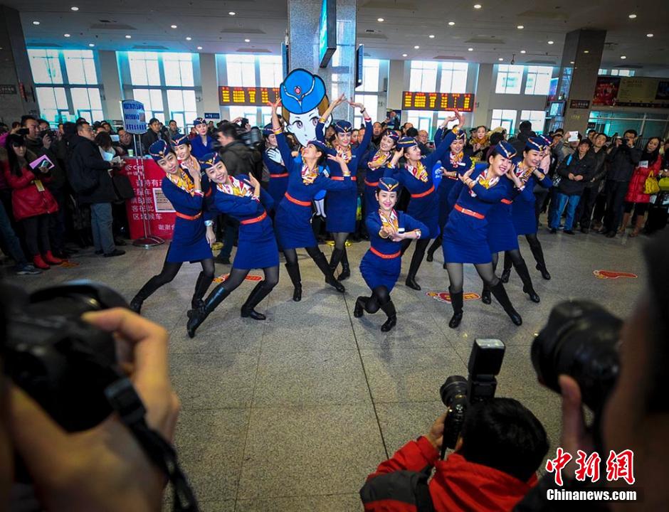 圖為D2702次列車13名乘務員在候車大廳內玩起“快閃”。