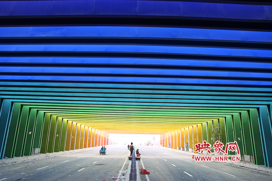 出隧道時由顏色過渡為紫色。