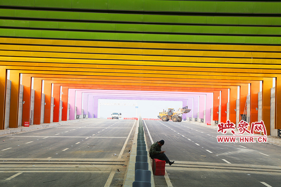 圖為一工人在隧道內休息。