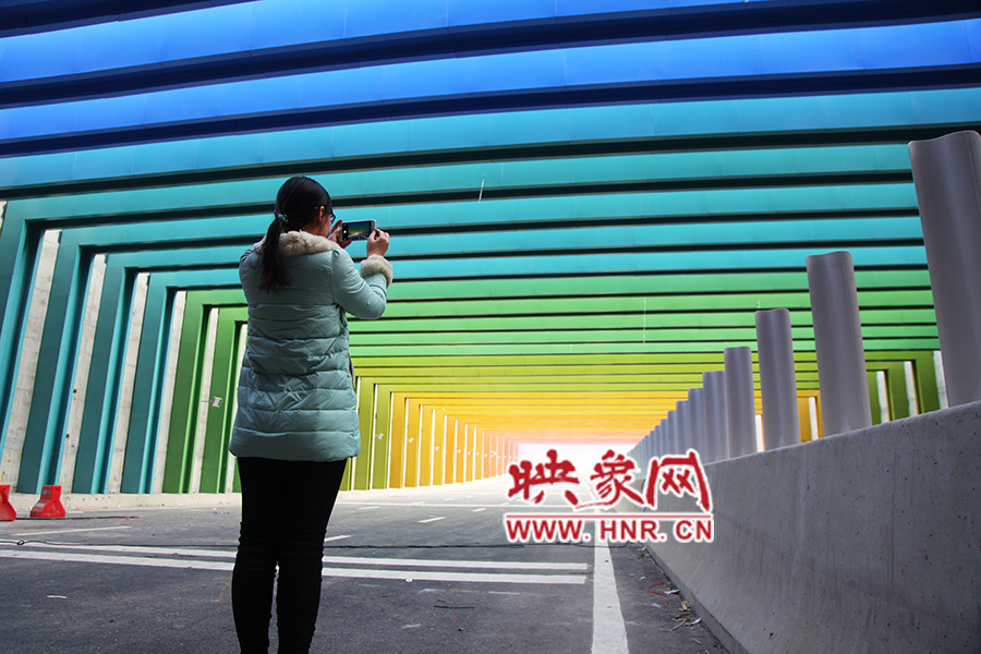 一女孩拿出手機拍照。