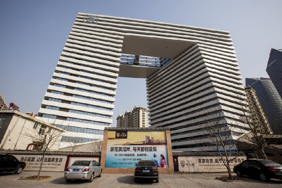 河南鶴壁現(xiàn)“板凳樓” 為該省跨路景觀大廈 河南鶴壁現(xiàn)“板凳樓” 為該省跨路景觀大廈