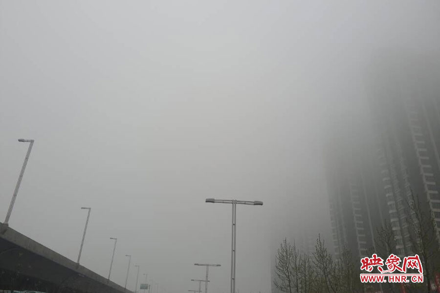 中州大道國基路附近的樓房已被大霧淹沒 中州大道國基路附近的樓房已被大霧淹沒