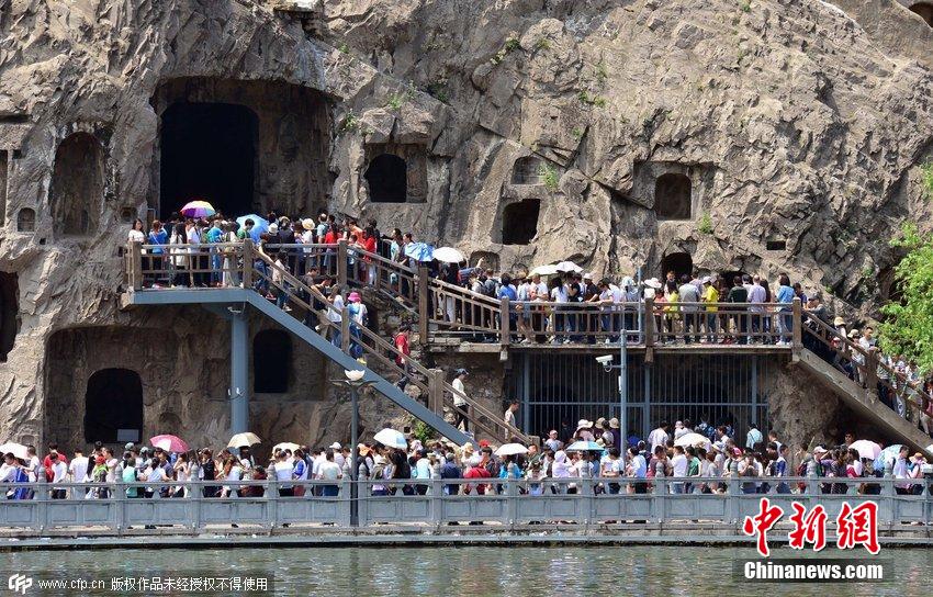 河南洛陽龍門石窟游人爆棚 河南洛陽龍門石窟游人爆棚