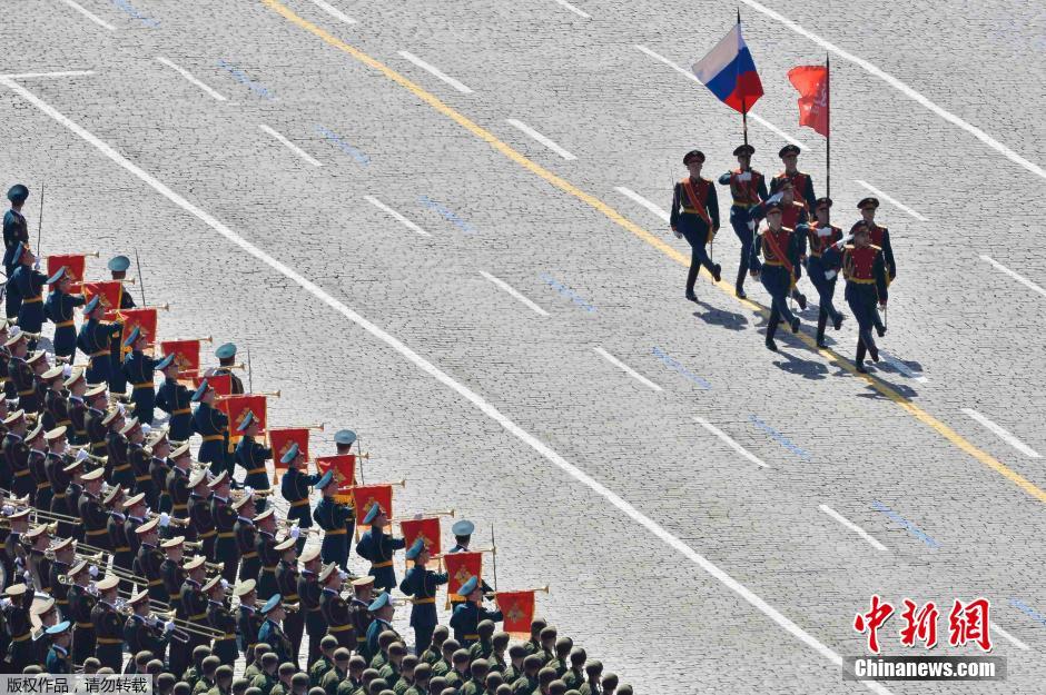 圖為俄羅斯國(guó)旗從受閱部隊(duì)前經(jīng)過。 圖為俄羅斯國(guó)旗從受閱部隊(duì)前經(jīng)過。
