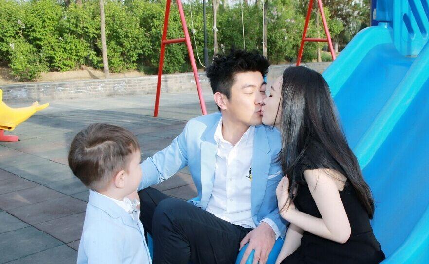 霍思燕與老公親吻,兒子看呆。霍思燕附言:“超級愛你們!520快樂!” 霍思燕與老公親吻,兒子看呆。霍思燕附言:“超級愛你們!520快樂!”