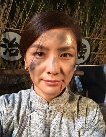 胡可曬出滿面塵土的自拍并向老公沙溢撒嬌道:“好吧,改一下,他日若我如此,你可還會愛我?@沙溢。” 胡可曬出滿面塵土的自拍并向老公沙溢撒嬌道:“好吧,改一下,他日若我如此,你可還會愛我?@沙溢。”