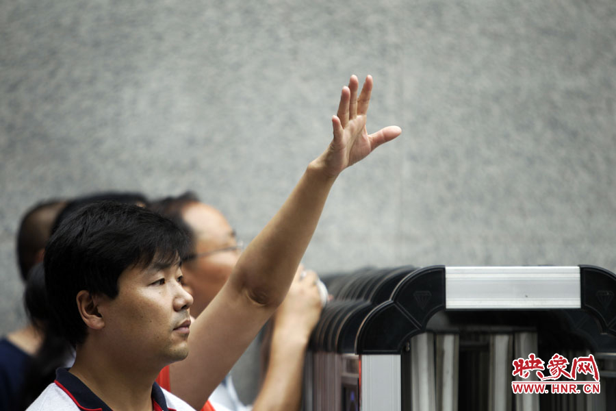6月7日,鄭州回中考點。“嘿,我在這兒!”一名家長招呼自己的孩子 6月7日,鄭州回中考點。“嘿,我在這兒!”一名家長招呼自己的孩子