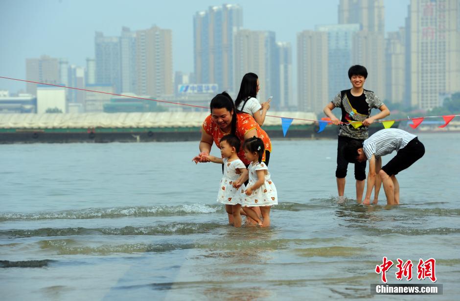 江武漢關(guān)水位超過25米“設(shè)防線” 民眾江邊戲水 江武漢關(guān)水位超過25米“設(shè)防線” 民眾江邊戲水