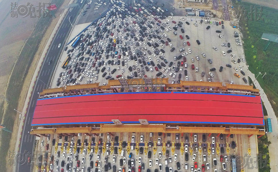 滯留的大批車輛。