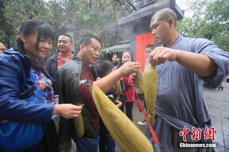 少林禪耕農(nóng)場(chǎng)迎來(lái)秋收 免費(fèi)煮玉米送游客 少林禪耕農(nóng)場(chǎng)迎來(lái)秋收 免費(fèi)煮玉米送游客