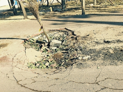 在路面正中間塌陷11平方米,最深處約半米深。 在路面正中間塌陷11平方米,最深處約半米深。