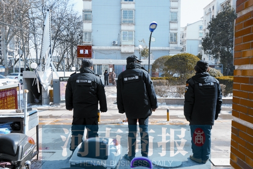 小區門口有兩撥保安把門,分屬不同的物業公司