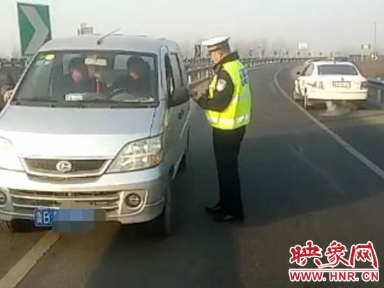 2月3日，一名男子因錯(cuò)過(guò)了路口不顧自身安全竟然在高速上逆行，被焦作高速交警逮個(gè)正著。