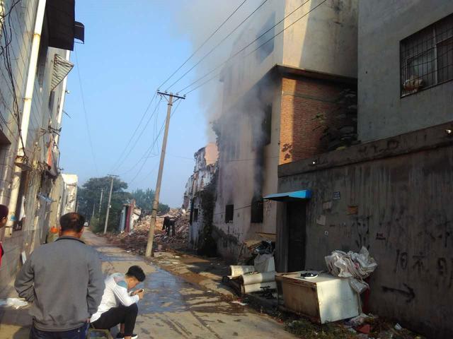 七旬老太屋內焚燒垃圾嚇壞自己 七旬老太屋內焚燒垃圾嚇壞自己