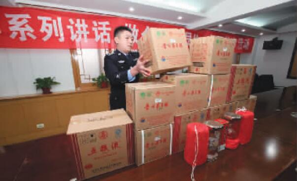 警方展示的部分贓物 警方展示的部分贓物