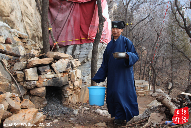 崔道長原籍東北,兩年前還只是一個普通的農民工,領著交往了半年的女朋友,住進了工棚。工棚里人員復雜,一次偶然的機會,他發現女朋友似乎和工頭有染,求證的過程中,挨了揍。