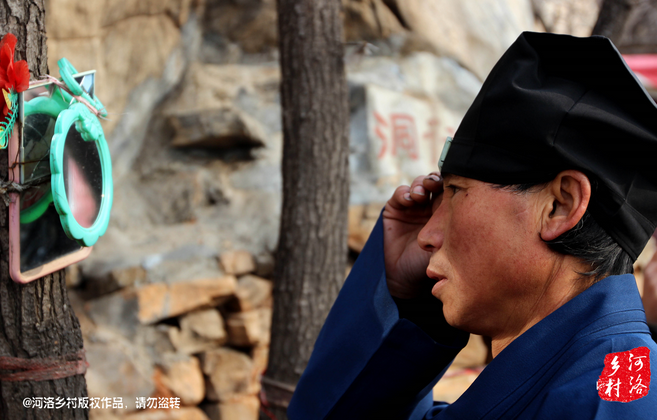 在一個下著雨的傍晚,他的行李被兩個五大三粗的壯漢,扔出了工棚。他于是一路南下,沿路打聽著少林寺,來到登封,打算學得一兩手功夫,回去報仇。在少林寺附近徘徊數日,因無人引薦,花光了身上所有的錢,也沒能進入少林寺。