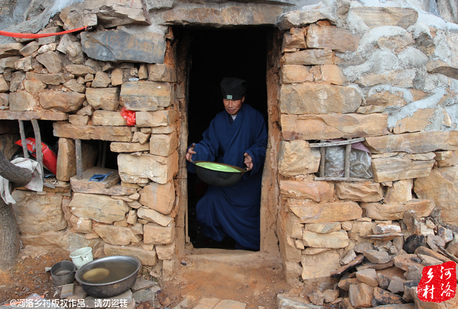 老崔走投無路中,跟著一個在嵩山后山修行的道士上了山,找了個半山腰前人堆砌出來的石屋安身。