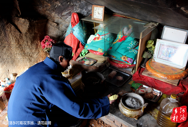 山上很少見到陌生人,所有的出家人也都有自己的生活。誦經焚香,成了老崔的日常。