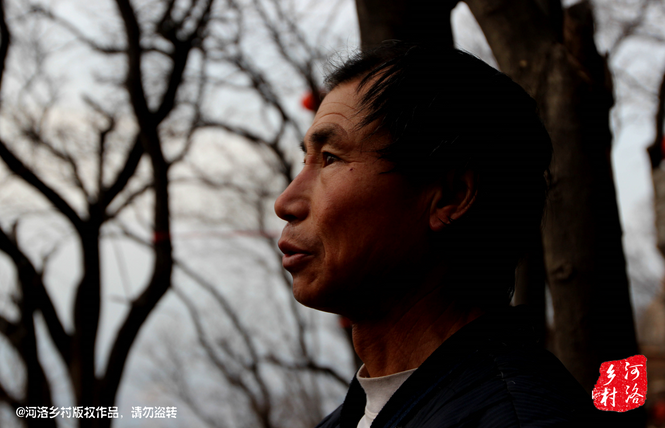 不過老崔對鄰居卻有著十分的不屑,平日里他們的生活,主要是自己種植的蔬菜和野菜,偶爾有山下香客的供奉。而鄰居卻經常揀一些驢友丟棄的物品,飲料瓶,塑料紙,或者其它的物品。