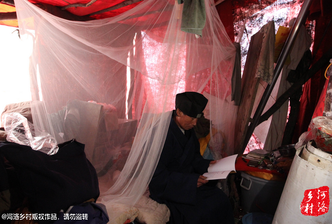 鄰居因為力氣大,弄壞了他幾根肋骨,他要求鄰居一萬塊錢賠償,經有關部門協調,最終以八千塊錢了結。老崔理直氣壯的說:這不是對我的賠償,這是褻瀆女媧娘娘的懲罰。