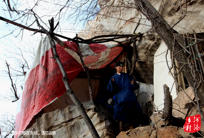 那個打斷老崔肋骨的道友搬走了,此刻半山腰只剩下老崔一個人,除了山下的香客,也只有偶爾登山的驢友路過。老崔一副面帶微笑的慈祥模樣,也贏得香客好感,有山下香客邀請他春節下山過年,老崔有些糾結,對于香客的邀請,是去還是不去呢?