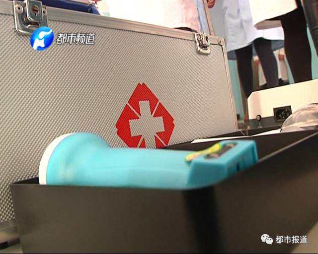 老人心跳驟停 醫生跪地施救