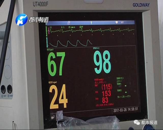 老人心跳驟停 醫生跪地施救